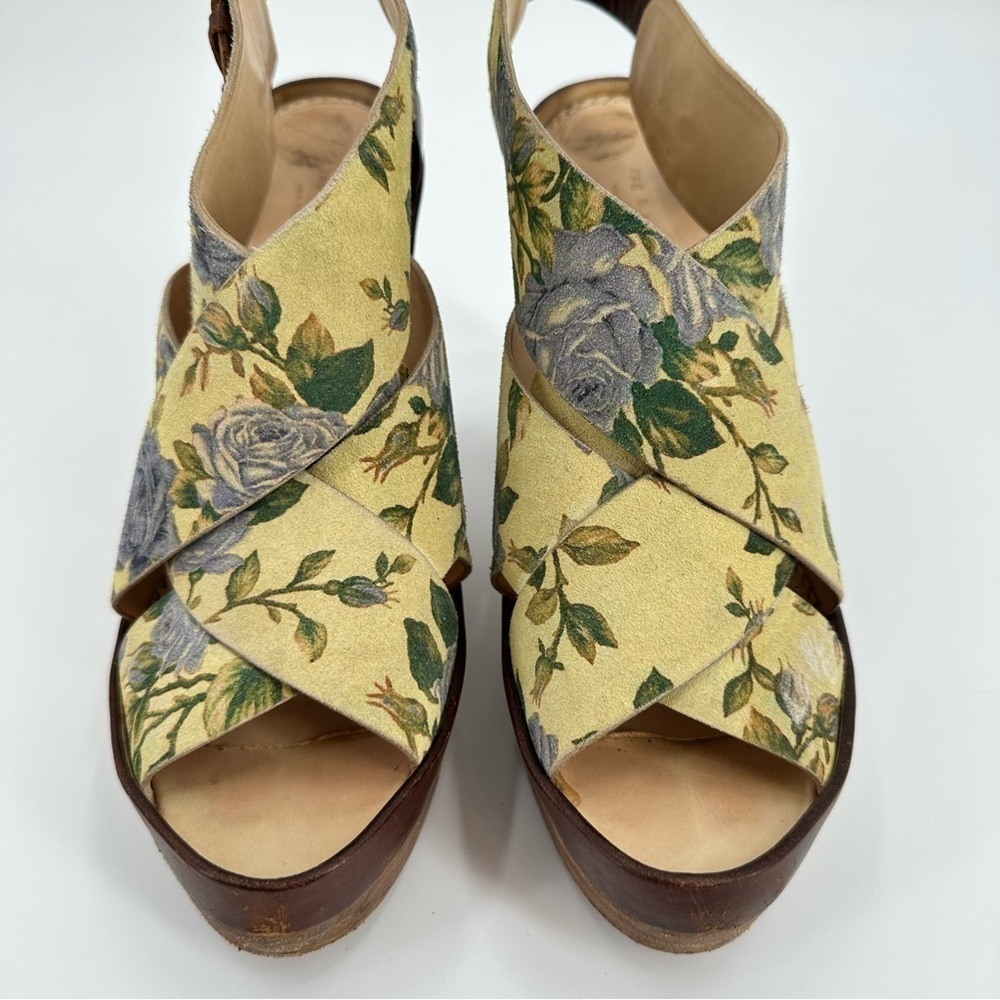 Women’s Floral Yellow Leather-Trim Platform Sandal - Picture 4 of 16